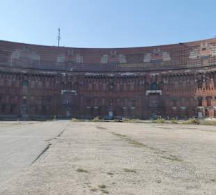 Im Innenhof der Kongresshalle am Reichstagsgelände