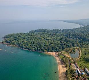 Strand in rechter Richtung mit Nachbarhotels