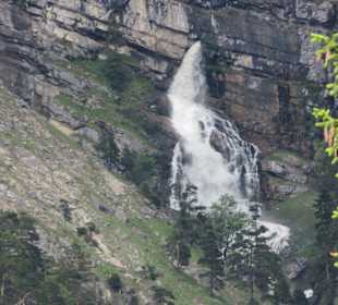 Das Wasser stürzt direkt aus dem Felsen