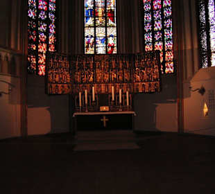 Altar mit Kirchenfenster