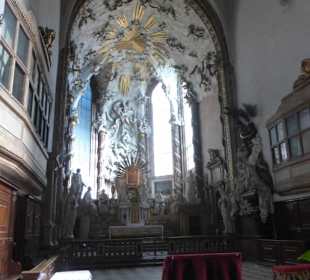 Der Hauptaltar der Michaelerkirche