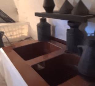 Erdgeschoss - Öllager mit steinernen Behältern