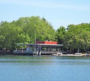 Restaurant und Segelschule am Ostufer des Sees