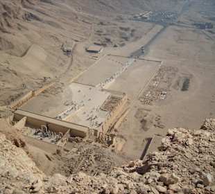 Tief unter uns liegt der Tempel