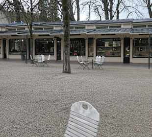 Bei den Kurhaus Kolonnaden im März 2026