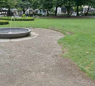 Beliebter Park und Treffpunkt beim Elisenbrunnen