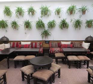 Sitzgelegenheiten im Jardin Majorelle Restaurant