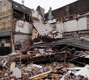 Zwei eingestürzte Häuser