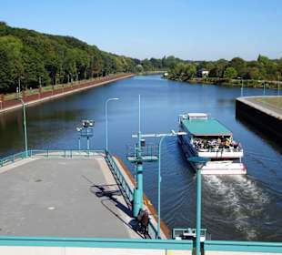 Ein Schiff verlässt die Schleuse in Richtung Weser