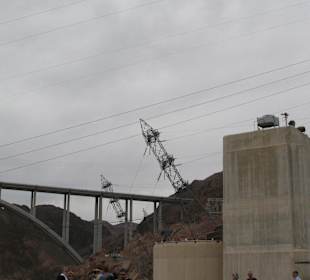 Blick zur Brücke u. Strommasten