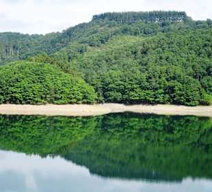 Blick über den See der Talsperre