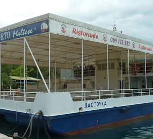 Auf einem Schiff speisen