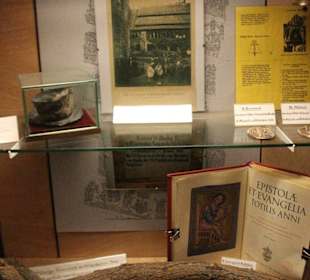 Ausstellungsstücke in der Krypta