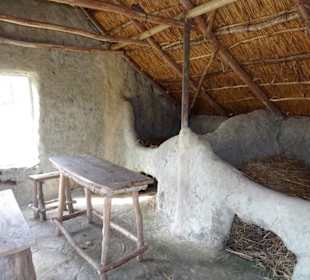 Blick in eine rekonstruierte Lehmhütte