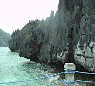 Blick von der Heiligenschrein Insel auf die Felsen