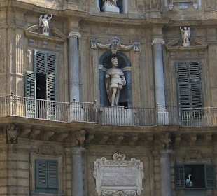 Eine der Häuserfronten