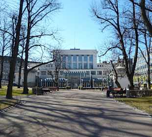 Zbliżając się do Teatru