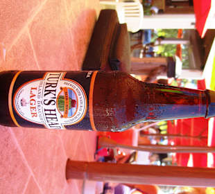 Kühles Bier mit Blick in die Bar