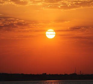 Zurück mit dem Boot mit tollem Sonnenuntergang