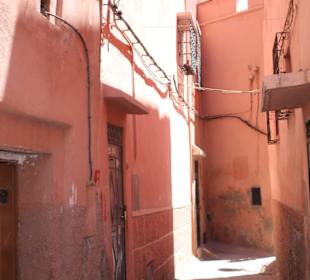 Enge Gasse in der Nähe des Place Jeema El Fna