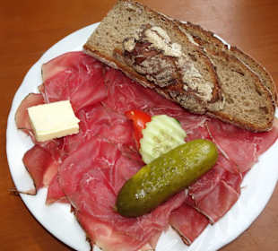 Brotzeit im Biergarten Obere Mühle