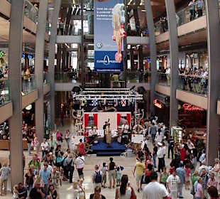 Blick auf die mittlere Ebene der Passage