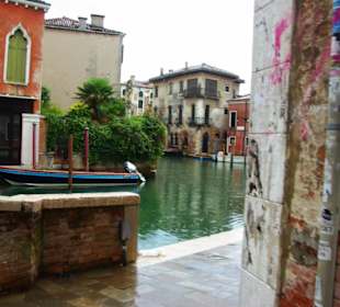 Um die Hausecken herum