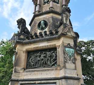 Beim Magdeburger Kriegerdenkmal im Fürstenwallpark