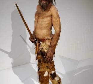 Rekonstruktion des Gletscherfundes "Ötzi"