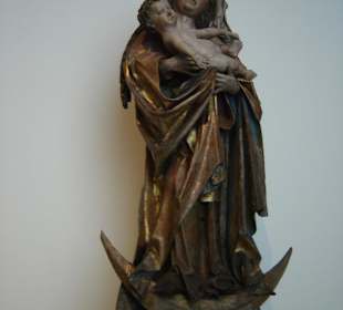 Фото статуи из дерева