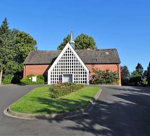 Zugang und Kapelle des Mühlenfriedhofes