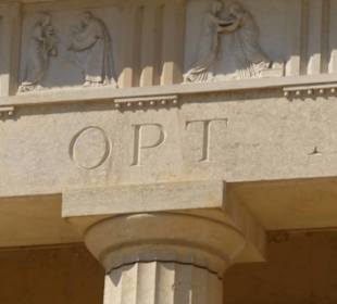 Inschrift über den Säulen