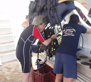 Petra erklärt mir die Instrumente zum Tauchen