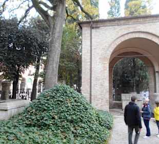 Im Park neben dem Grab