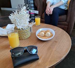 Bei Ankuft gab es zur Begrüßung einen O-Saft oder Kaffee und diese leckeren Maccarons. Perfekter Service.  Iberostar Selection Playa de Muro Village