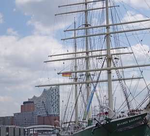 Auch das Museumsschiff ist vor Anker