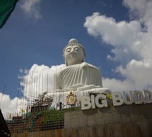 Big Budda im Gebirge