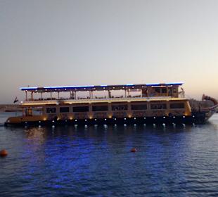 Die Nefertari bei der Hafeneinfahrt