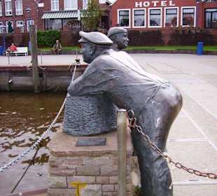 Der ältere Fischer blickt in den Hafen