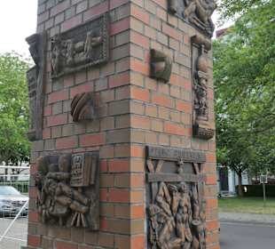 Hauszeichenstele mit Fantasie-Hauszeichen
