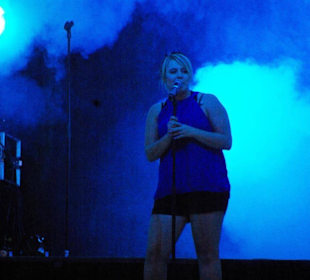 Sängerin im Rock-Zelt