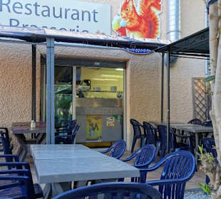 Sitzplätze im Garten des Restaurant L'Ecureuil