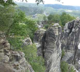 Blick auf die Felslandschaft im Bastei-Massiv