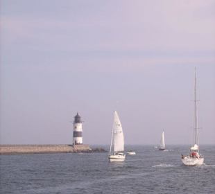 Leuchtturm an der Schleimünde mit Segelschiffen
