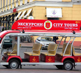 Oben warten die Fahrzeuge