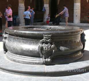 Brunnen im Arkadenhof