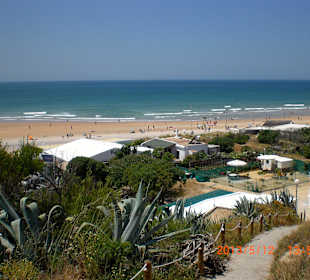 Ein Blick von der Strasse zum Strand