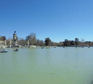 Park Retiro, w tle plac Maestro Villa