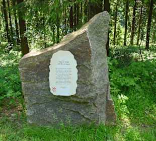 Gedenksteine am Wegesrand