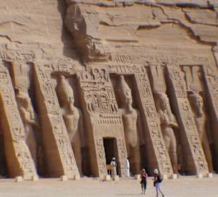 Ściana frontowa Świątyni